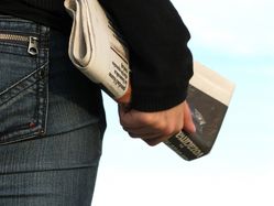 Junge Frau mit Zeitung in der Hand