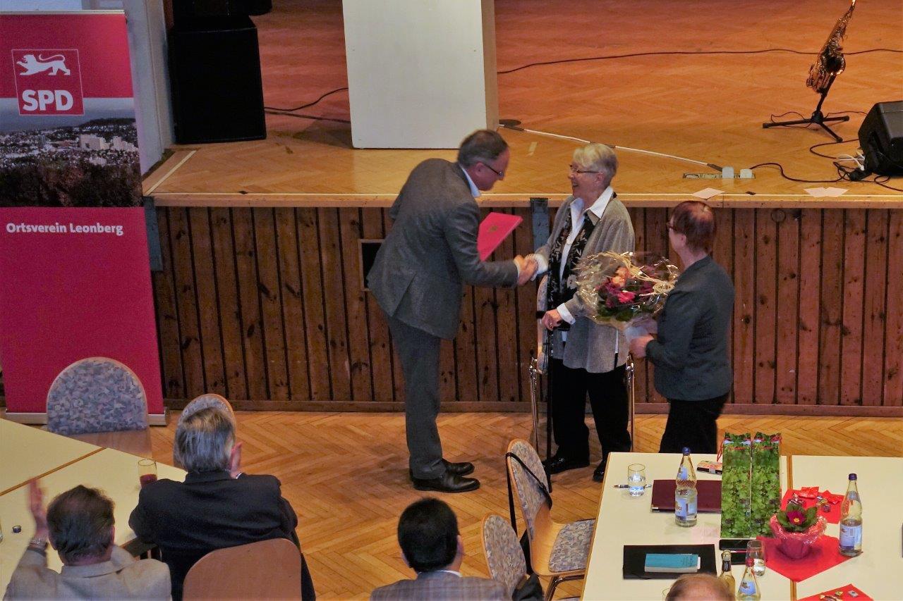 Hilde Grob wurde für 50 Mitgliedschaft in der SPD verbunden mit ihrer Tätigkeit in vielen Funktionen im Ortsverein durch die Ortsvereinsvorsitzende Elviera Schüller-Tietze geehrt. Andreas Stoch überreichte ihr die Urkunde.